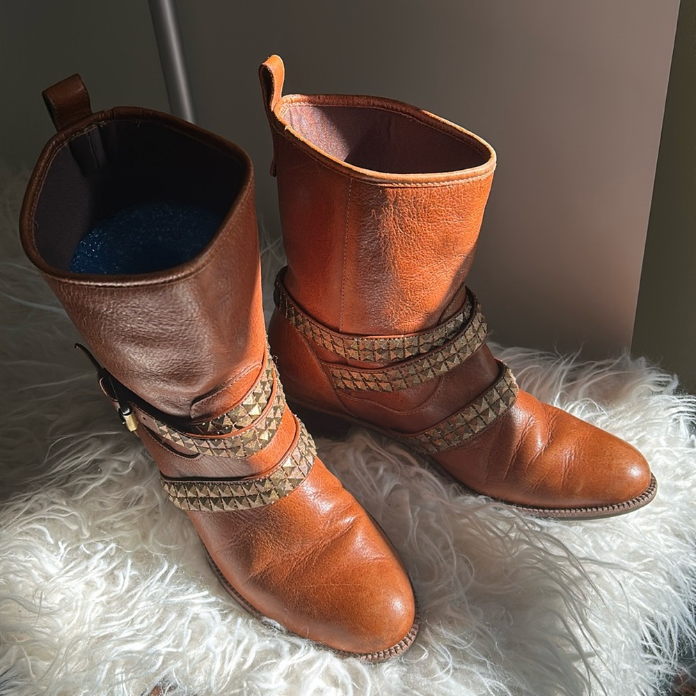 Stylish brown leather ankle boot by top design CAPODARTE. Size 36